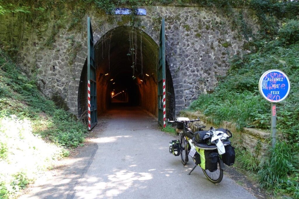 Tunnel du bois clair
